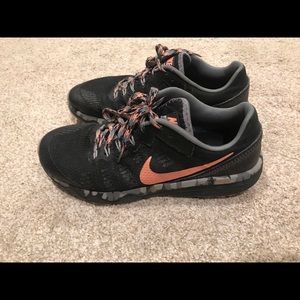 WOMEN’S NIKE SNEAKERS 👟 IN GOOD CONDITION